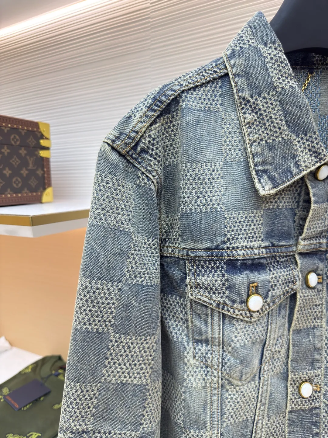 LOUIS VUITTON Yellow checkerboard denim jacket ●Authentic product: purchased and developed by 16499 ●Item number: 1680610-C20 ●Fabric: denim fabric ●Technology: jacquard production ●Version: fitted version ●Weight: about 935 grams ●Size: 46-48-50-52 ●Description: The fabric is integrated into 3D Damier jacquard, a classic plaid pattern combined with 3D jacquard technology, is a process of weaving three-dimensional patterns on the fabric through a loom. Fading and distressing effect, this fabric uses sand washing process and special dyeing technology. The natural wear and fading effect of the denim after washing makes it look more retro and historical. The overall wiring is straight and delicate, the fabric is comfortable and soft, and the color is consistent without color difference. It can be matched with the same style to create a fashionable look and control various occasions. Customized accessories, complete with three standards, same style for men and women!